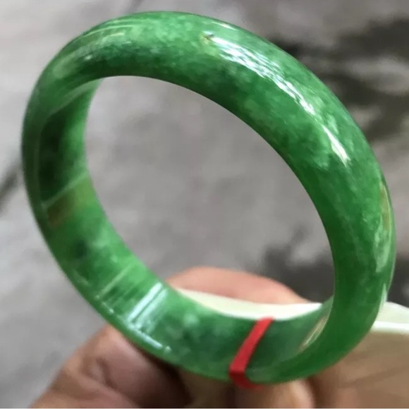 VINTAGE Medium Jadeite Green Jade Bangle Size 59mm Emerald Green Jade D641 - Picture 4 of 14